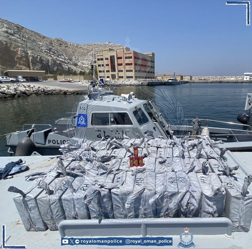 ضبط قارب تهريب على متنه 2880 علبة مواد كحولية