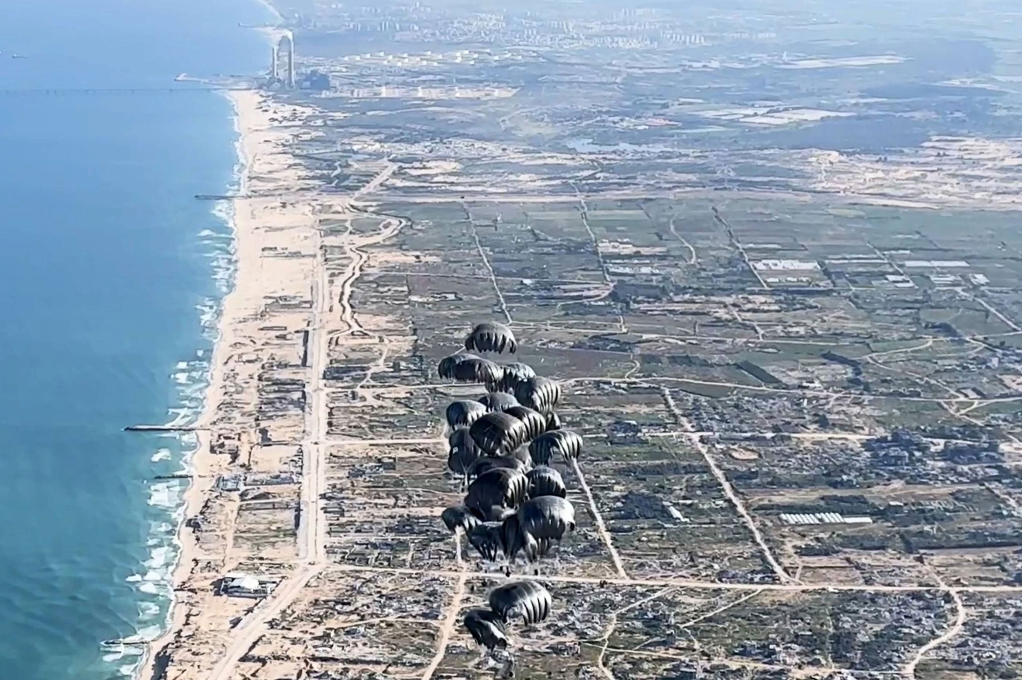 الإمارات ومصر تنفذان الإسقاط الجوي الـ 29 للمساعدات الإنسانية والإغاثية شمال غزة