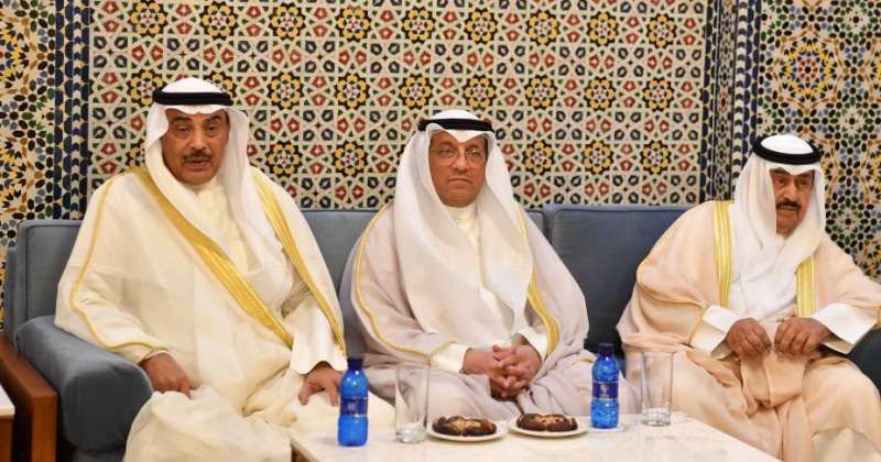 كبار الشيوخ والمسؤولين بالدولة يؤدون صلاة عيد الفطر في المسجد الكبير