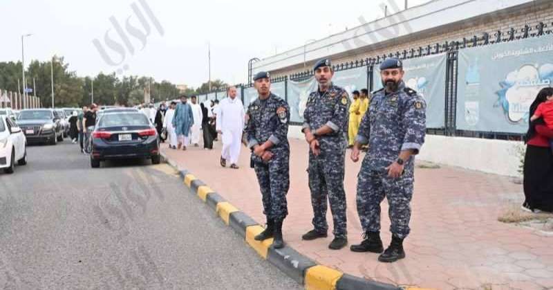 رجال أمن خلال تأمين صلاة العيد