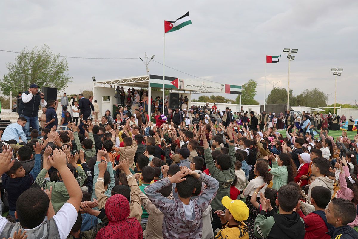 فريق الإغاثة الإماراتي يشارك اللاجئين السوريين في مريجيب الفهود فرحة عيد الفطر