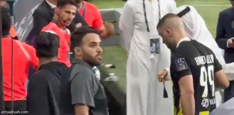 بعد المباراة.. حمد الله يشتبك مع مشجع