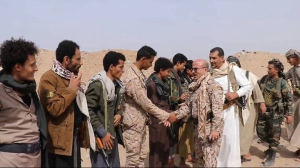 قيادة السلطة المحلية ومجلس مقاومة إب يشاركون الجنود بجبهات مأرب فرحة العيد  