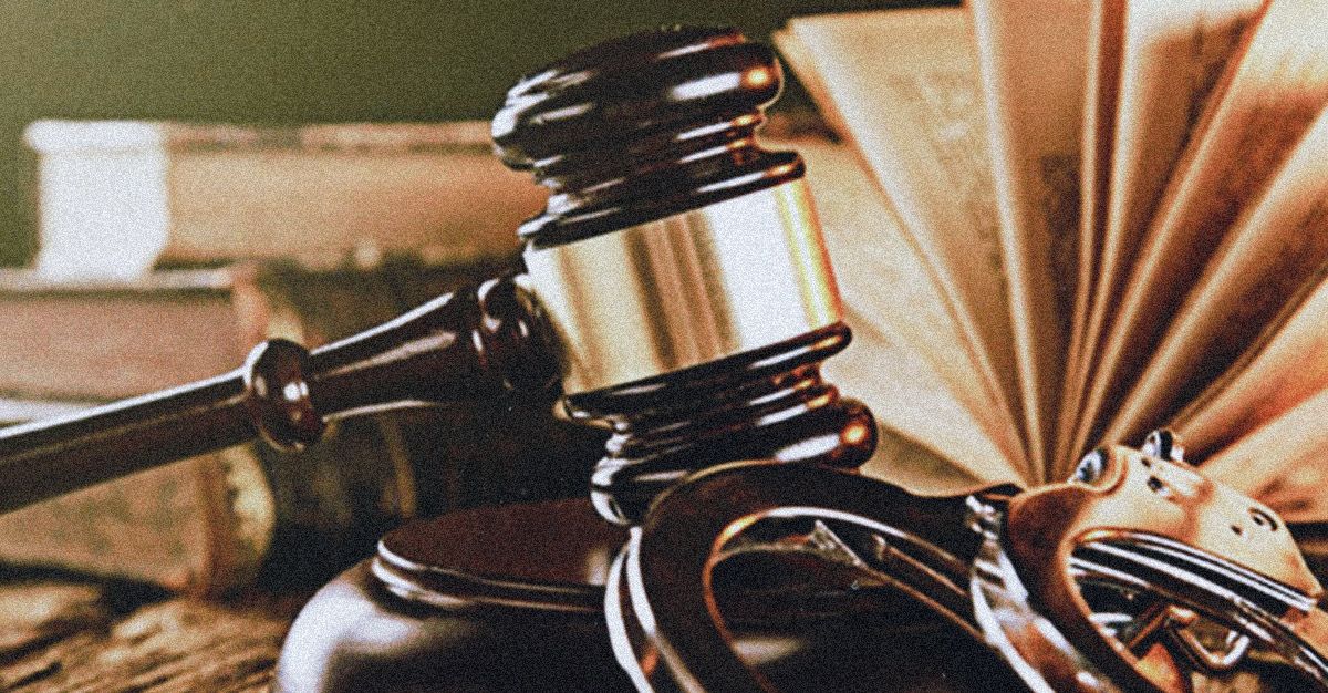 تحرش بطفلتين بعد أن أمسك بهما من يديهما وسحبهما إلى ثلاجة الآيس كريم