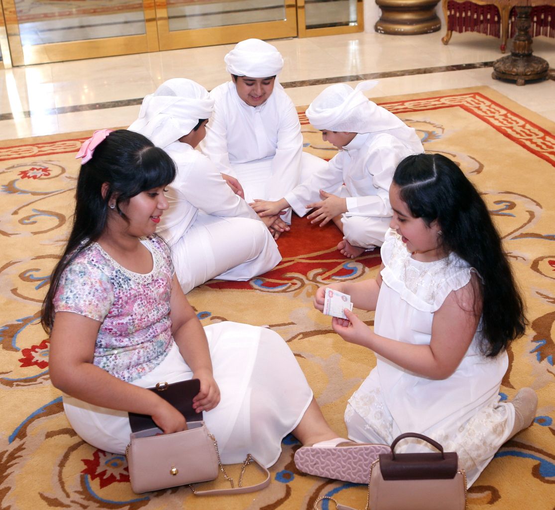 سنع العيد.. مشهد متأصل في قيم المجتمع الإماراتي وثقافته