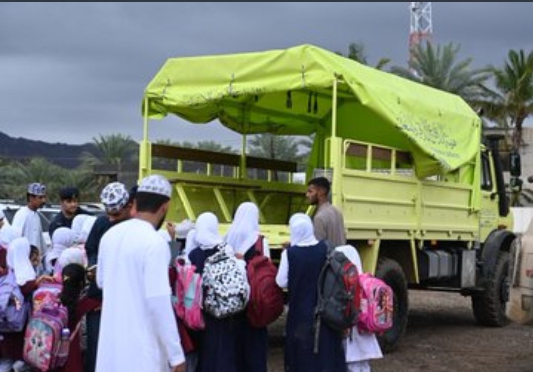 بعد ارتفاع منسوب مياه الأمطار .. نقل 1200 شخص من إحدى المدارس بالمضيبي