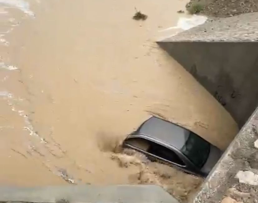 بالفيديو .. انقاذ مواطن بعد انجراف مركبته بمجرى وادي حيم بالعامرات