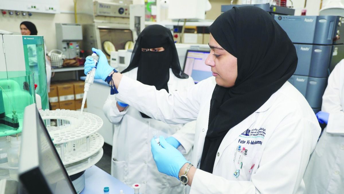 جامعة قطر تحلل 17 ألف عينة في المختبرات المركزية