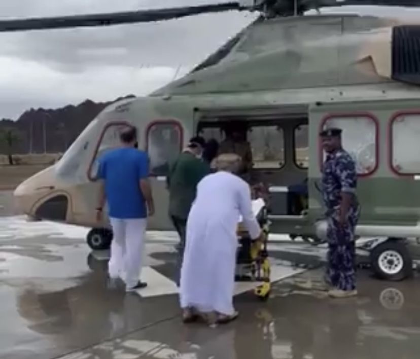 بالفيديو .. إنقاذ شخصين إثر انجراف مركبة وجارٍ البحث عن الآخرين