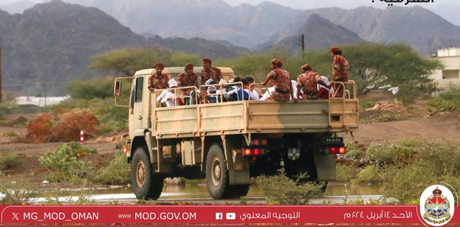 وحدات من الجيش السلطاني تقدم الدعم والإسناد جراء تأثيرات الحالة الجوية بشمال الشرقية