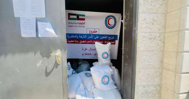 الهلال الأحمر الكويتي ينجح في إدخال أول شحنة طحين إلى شمال غزة