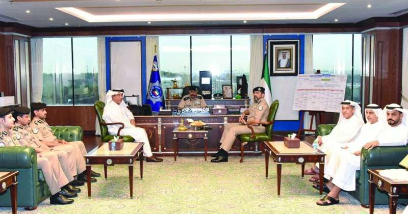 سالم النواف خلال اسقباله الوفد الإماراتي