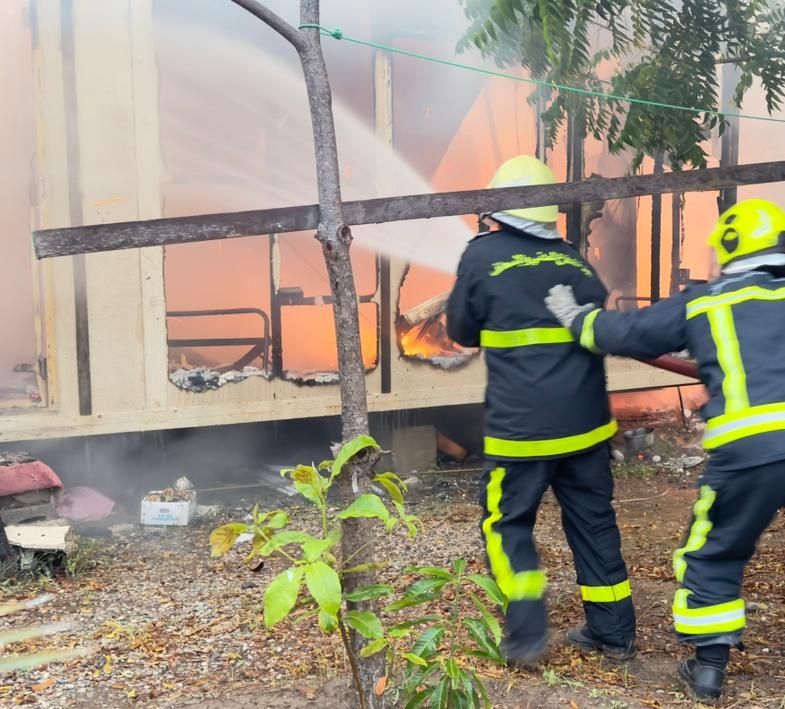 إخماد حريق شب في ” كرفان ” بولاية قريات