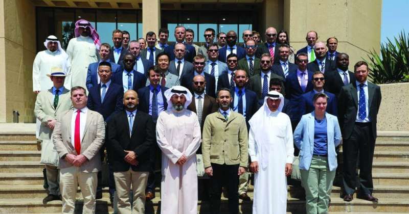 مسؤولو «صندوق التنمية» والوفد العسكري البريطاني في لقطة جماعية