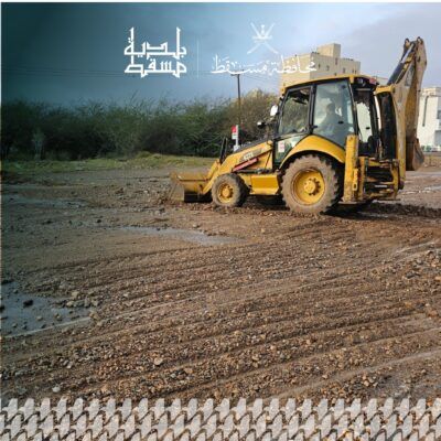 بالصور .. بلدية مسقط تزيل آثار منخفض المطير