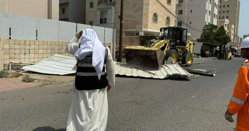 «البلدية» تزيل 140 مظلة مخالفة في «حولي»