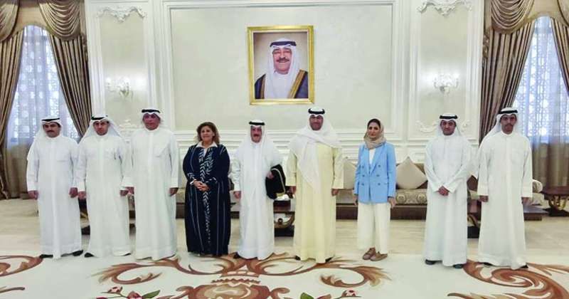 الغريب متوسطاً الوفد المشارك في المنتدى