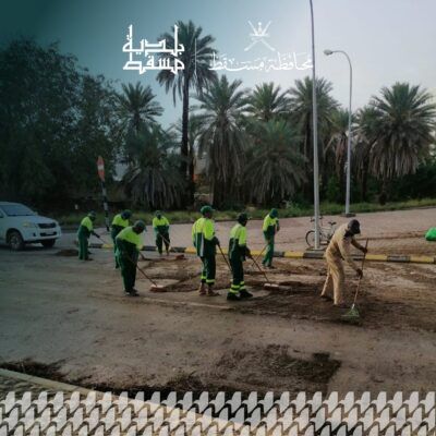 بالصور .. بلدية مسقط تزيل آثار منخفض المطير