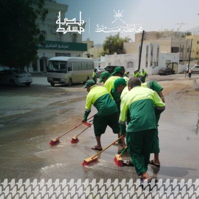 بالصور .. بلدية مسقط تزيل آثار منخفض المطير