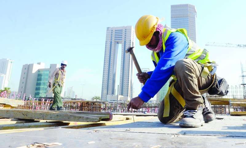 «القوى العاملة»: السماح باستقدام العمالة.. ولا تحويل قبل 3 سنوات إلا بموافقة صاحب العمل ودفع 300 دينار