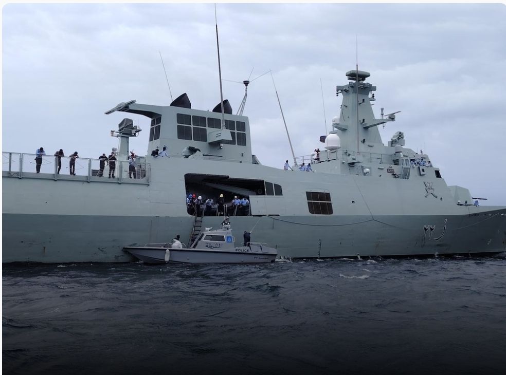 البحريّةُ السُّلطانية تعيد عددًا من المواطنين مسندم