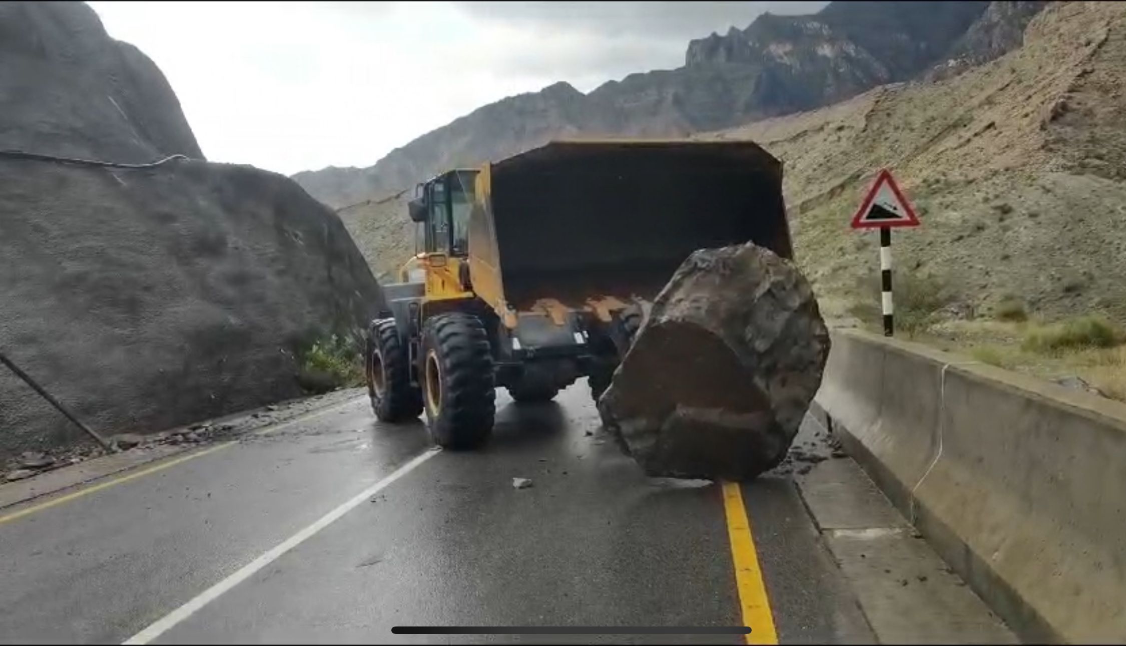 النقل والاتصالات وتقنية المعلومات تواصل جهودها لمتابعة الطرق المتأثرة من الحالة الجوية