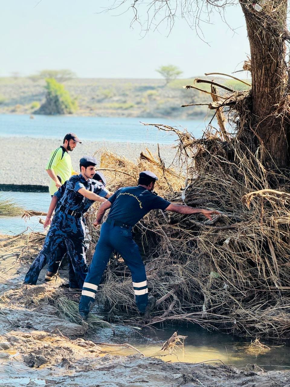 بالصور .. مواصلة العمليات المكثفة للبحث عن المفقود في المضيبي