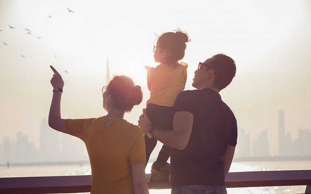 رسمياً: الإمارات تسمح لجميع المغتربين باستقدام أفراد أسرهم مجاناً وبدون شروط ( تأشيرة إقامة الأسرة )