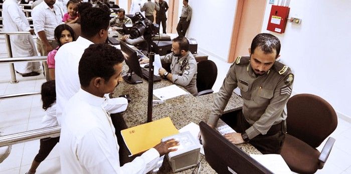 بدءآ من الأحد… يُمنع على المقيمين في السعودية من العمل في هذه المهن والترحيل مصير كل من يخالف!