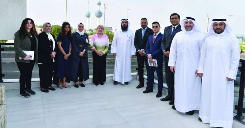 العتل ودمير يتوسطان مجموعة من المهندسين والمهندسات