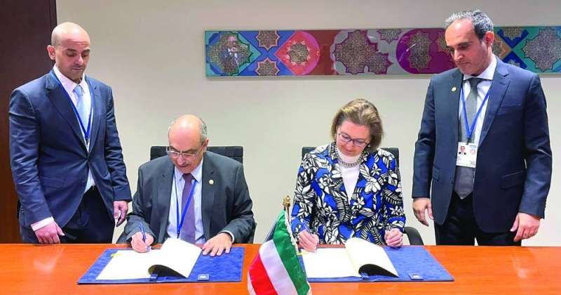 وليد البحر ولورا تومسون خلال توقيع مذكرة التفاهم