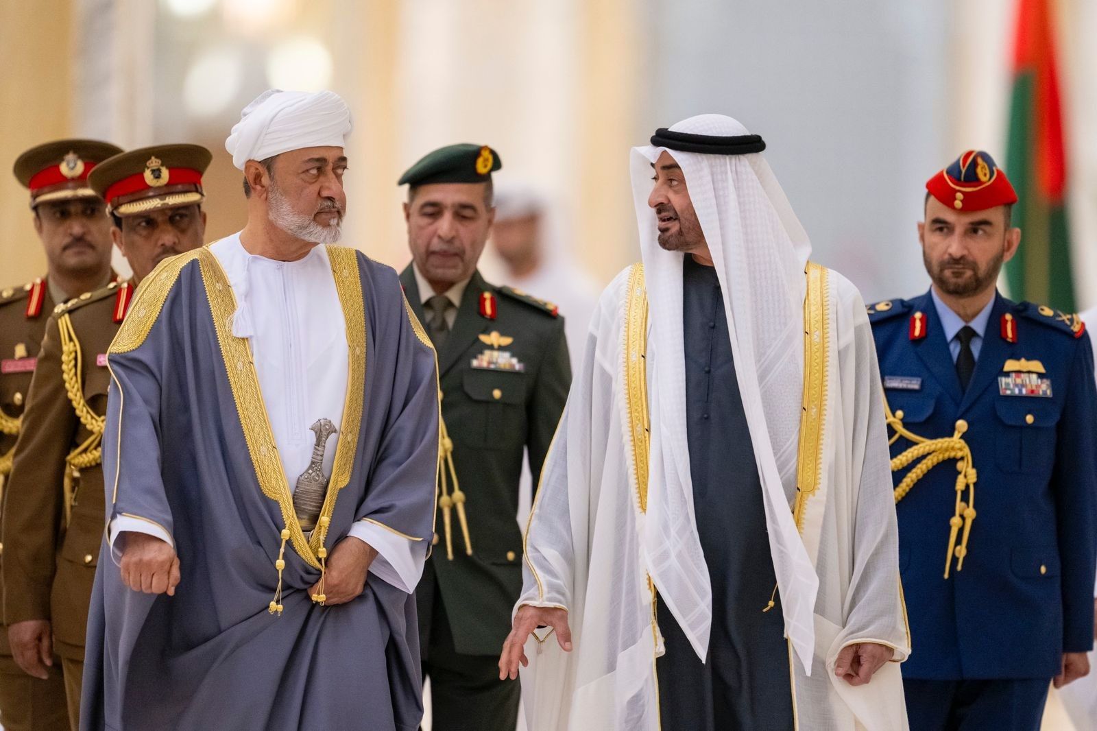 أنور قرقاش: الإمارات وعُمان ماضيتان نحو تعميق التعاون والتنسيق المشترك