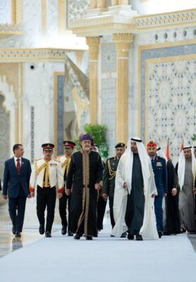 تكريماً لجلالة السلطان .. رئيس الإمارات يقيم مأدبة عشاء رسميّة بقصر الوطن