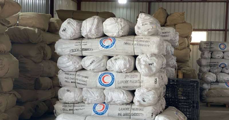 «الهلال الأحمر الكويتي» توجه 26 شاحنة محملة بالمواد الغذائية إلى غزة