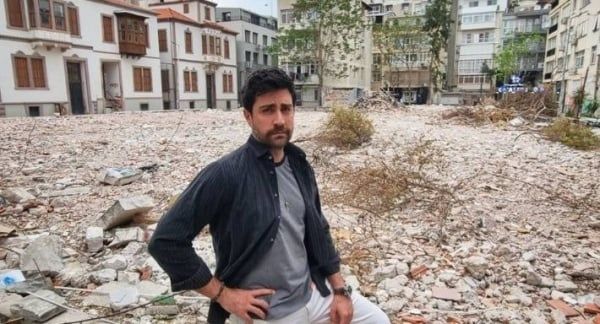 انتقم بعد 30 عاماً.. فنان تركي يشترى مدرسته الإبتدائية ويهدمها: كانوا بيضربوني