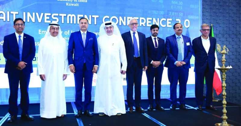 السفير والسلمي يتوسطان المشاركين في مؤتمر الاستثمار الهندي - الكويتي