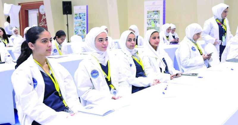 عدد من الطالبات الفائقات المشاركات في المؤتمر