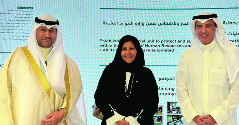 القلاف وجواهر الصباح لدى مشاركتهما بالندوة