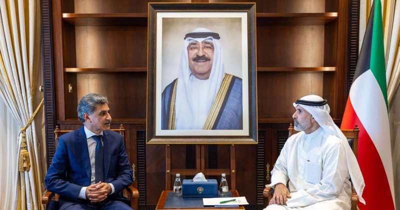 سمو الأمير يتلقى رسالة خطية من رئيس وزراء باكستان