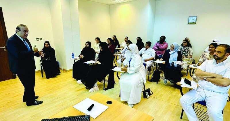 الصالح خلال الدورة التدريبية لأطباء الأسنان