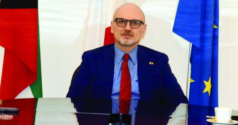 السفير الإيطالي خلال مؤتمره الصحافي