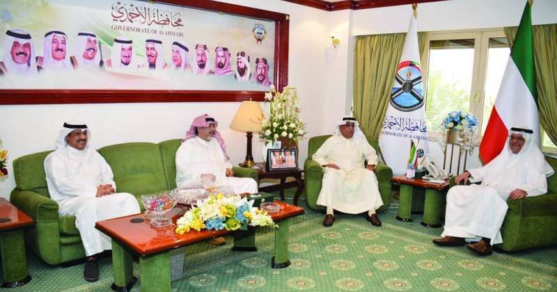 محافظ الأحمدي مستقبلاً وفد جمعية الصحافيين