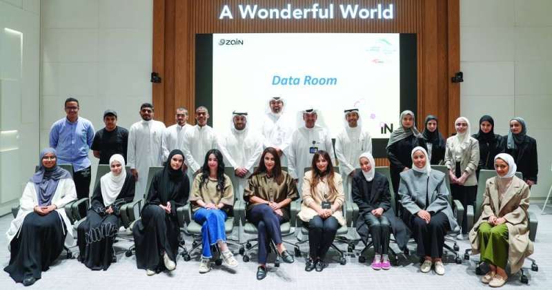 الطلاب والطالبات مع مسؤولي «زين» ومركز صباح الأحمد للموهبة والإبداع