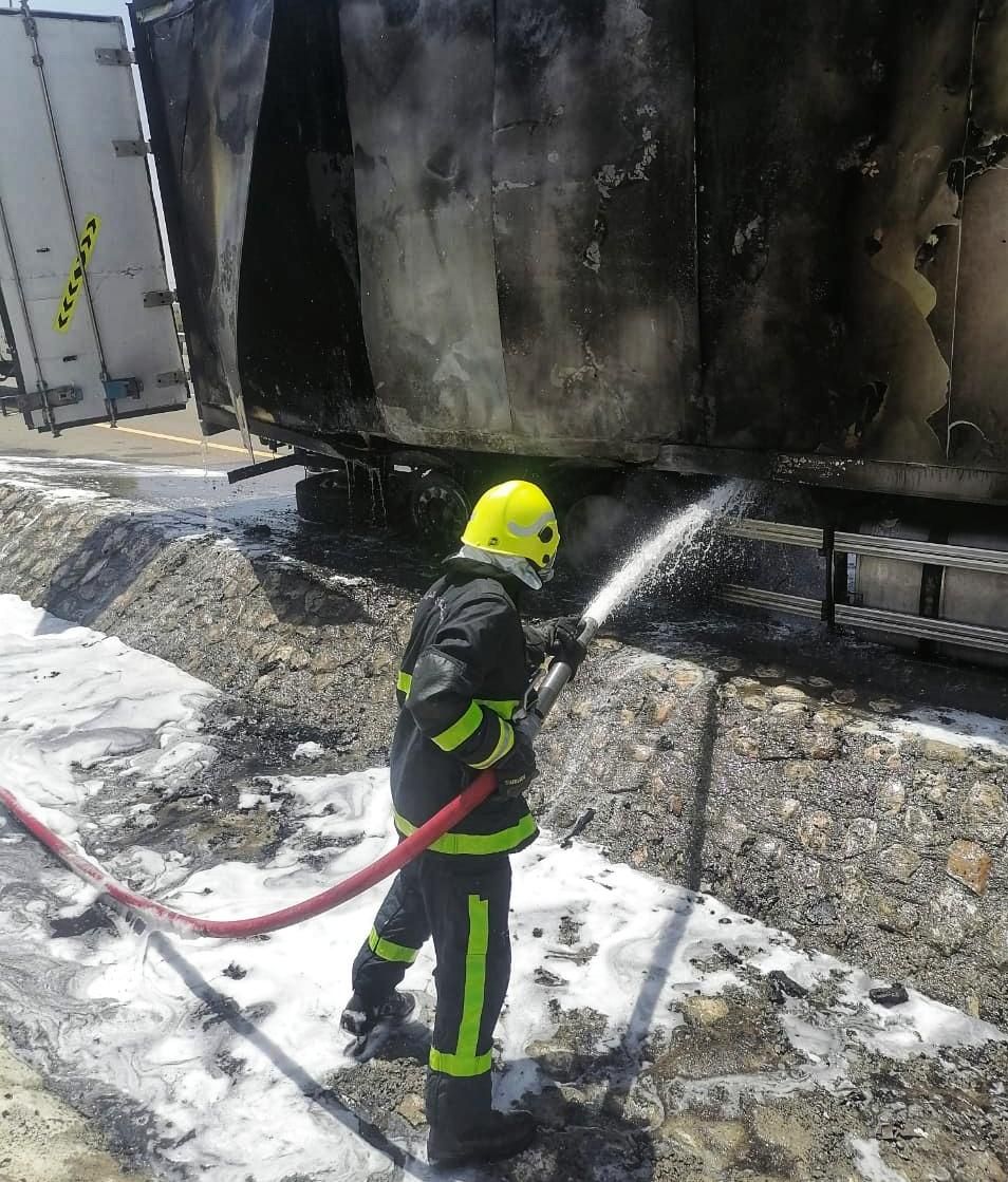 إخماد حريق شب بشاحنة ببهلاء