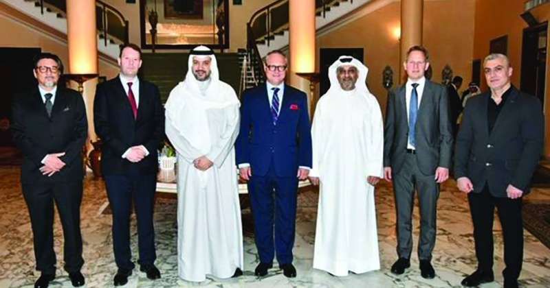 مبارك العبدالله مستقبلاً الوفد النمسوي