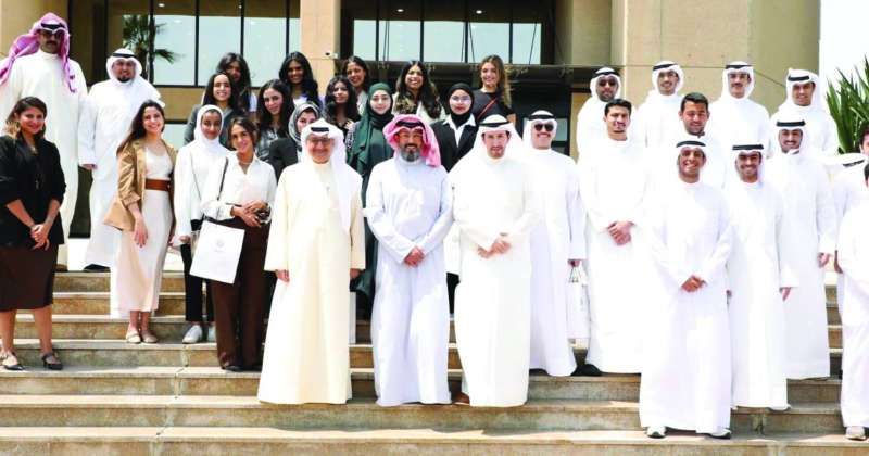 الوفد الطلابي الجامعي خلال زيارته مقر الصندوق