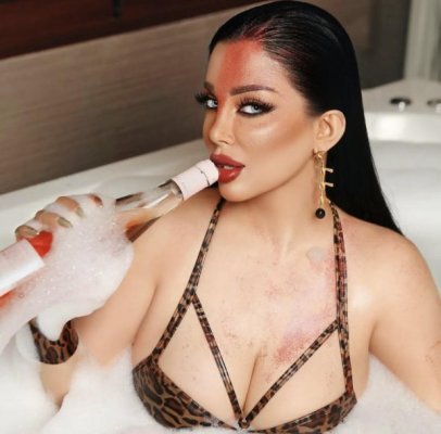 دون أن ترتدي اي قطعة ملابس .. رولا يموت تفقد عقلها وتستعرض جسدها كاملاً امام مجموعة من الرجال