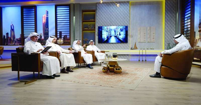 الزميل عبدالله بوفتين يحاور الضيوف في حلقته الجديدة من برنامج «خارج الأدراج»