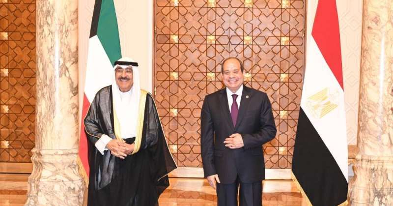 سمو أمير البلاد يصل إلى مصر.. والرئيس السيسي في مقدمة مستقبليه