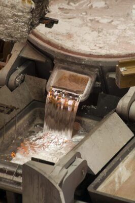 توقيع اتفاقية تعاون لبحث فرص تصنيع الألمنيوم الأولي “الأخضر” منخفض الكربون